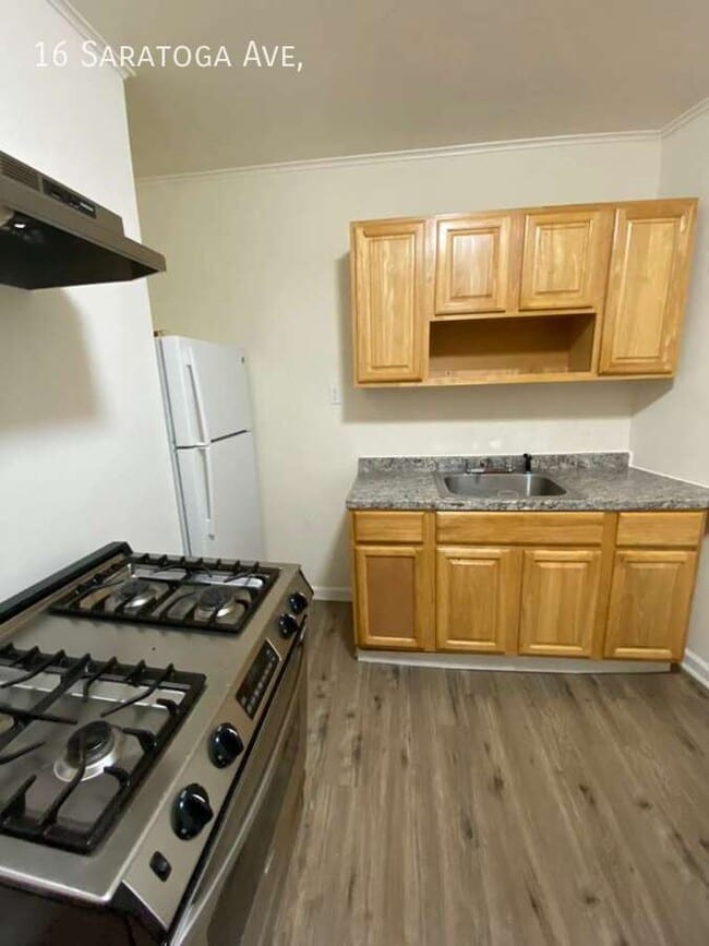 Foto del edificio - 16 Saratoga Ave