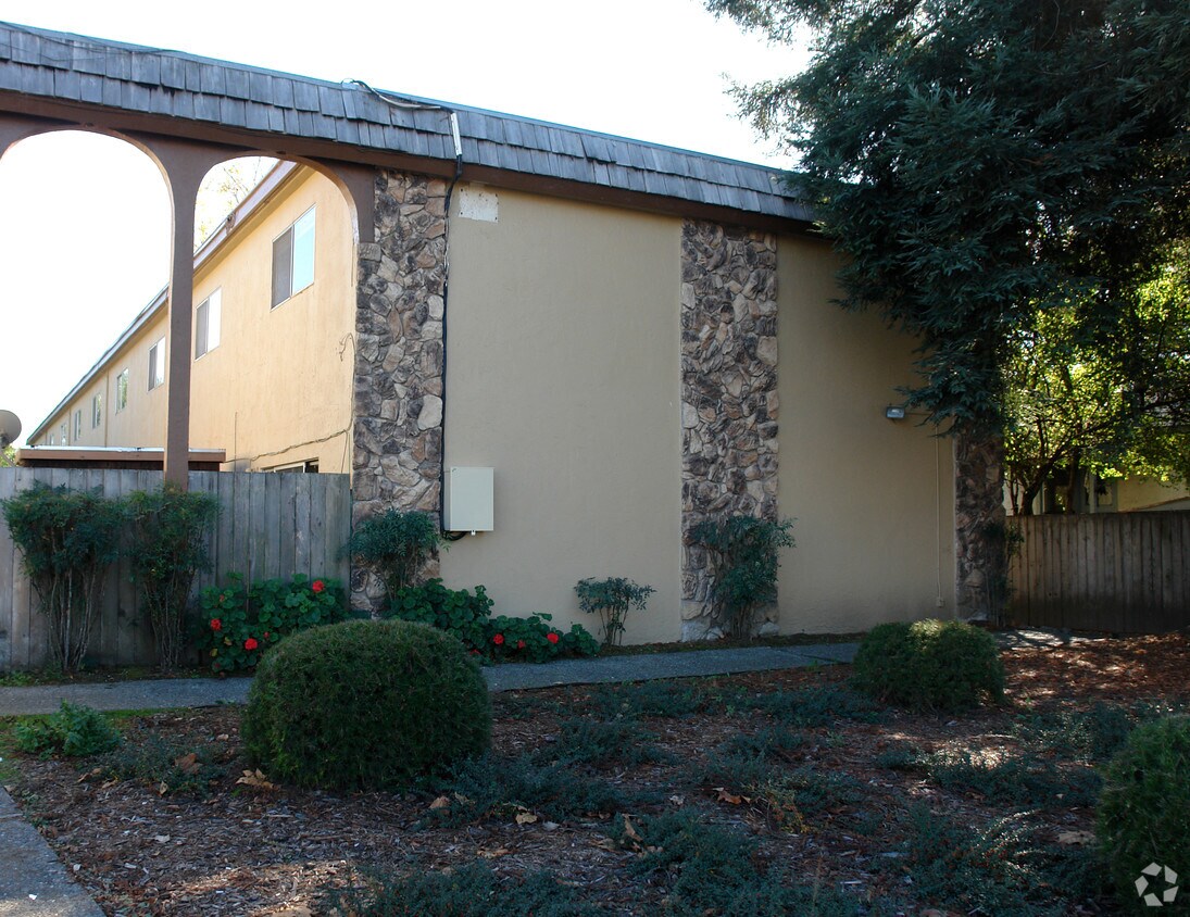 Roblar Manor Apartments in Cotati, CA