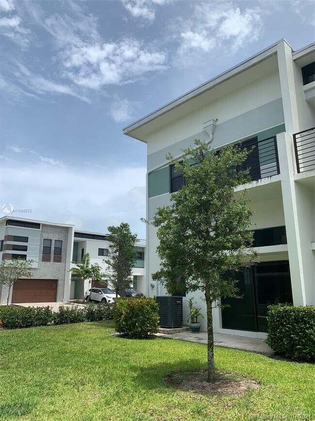 Building Photo - 4461 NW 8th Pl  4461 Plantation Fl 33317