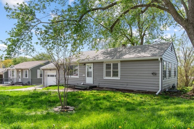 Foto del edificio - Spacious and Updated 4-Bedroom Home Near Field Club!