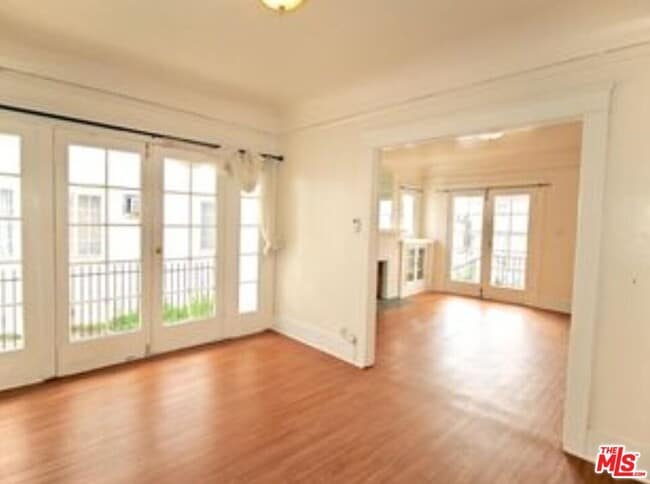 Building Photo - 1034 N Kenmore Ave