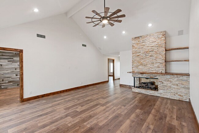 Foto del edificio - Refined Penasquitos Townhome with Panoramic Backyard Views & Modern Upgrades!
