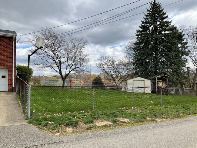 Building Photo - Private Split-Level 3bed 1.5 bath Retreat ...