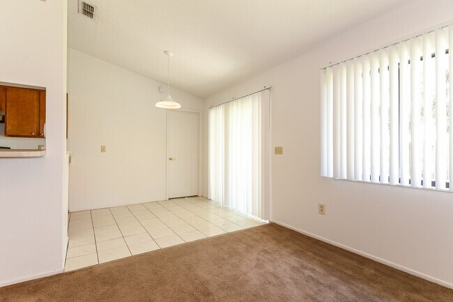 Foto del edificio - 1124 Blufield Ave