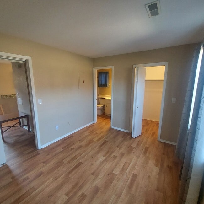 Building Photo - 1 Bed 1 Bath Condo Off Buckley Rd