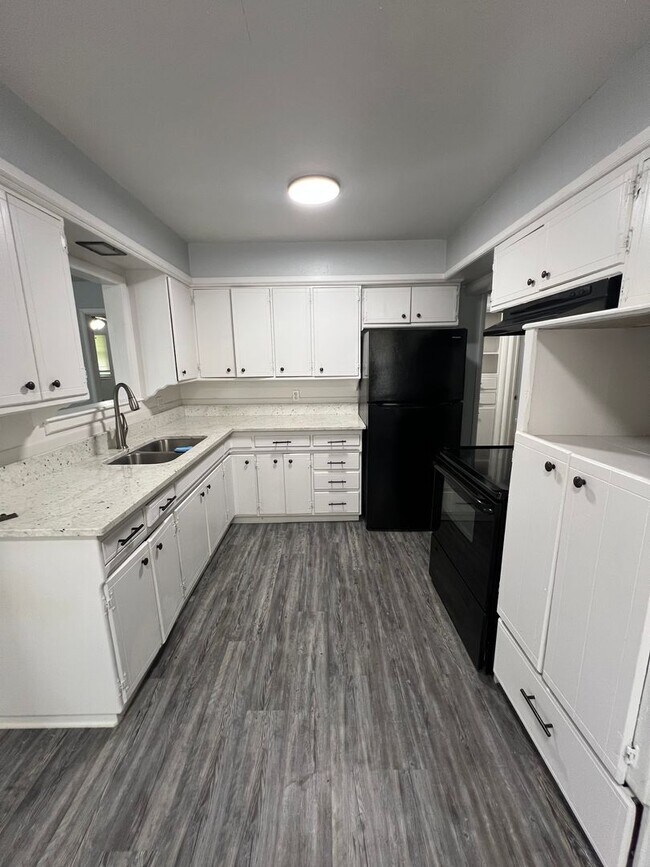 Building Photo - Must see 3 bed, 2 bath home near Downtown ...