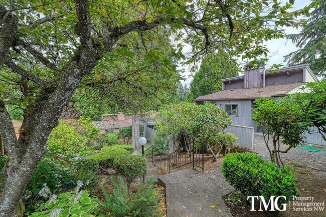 Foto del edificio - HUGE 3 Bed 2 Bath Condo Water/Sewer Included!