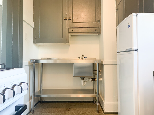 Building Photo - 1050 Hibbard St
