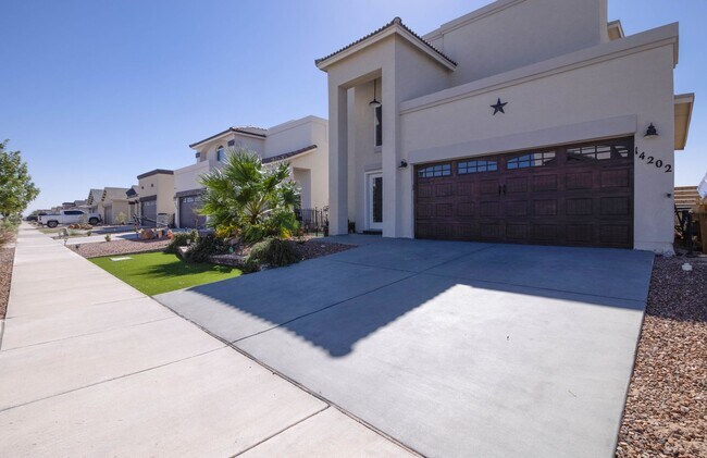 Foto del edificio - Beautiful East side House with 3 beds-2.5 baths and Solar Panels plus beautiful Back yard