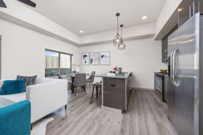 Foto del edificio - 2 Bed 2 Bath Condo With Mountain Views In Recently Developed Steel Yards Neighborhood.