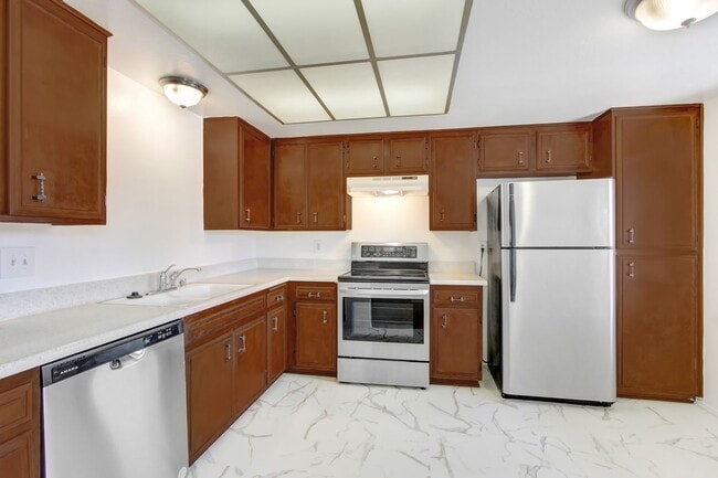 Building Photo - Available now for immediate move in. The L...
