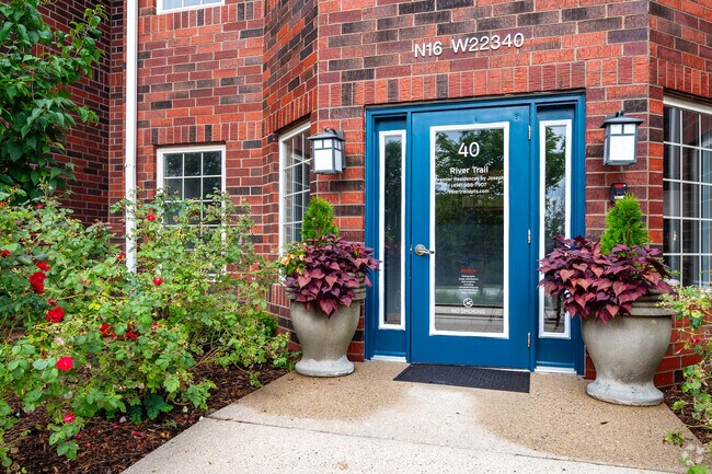 Entrada - River Park Apartments