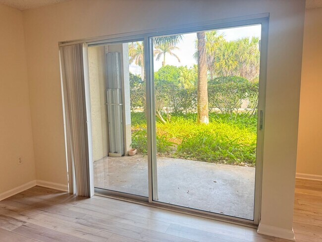 Foto del edificio - 284 Village Blvd