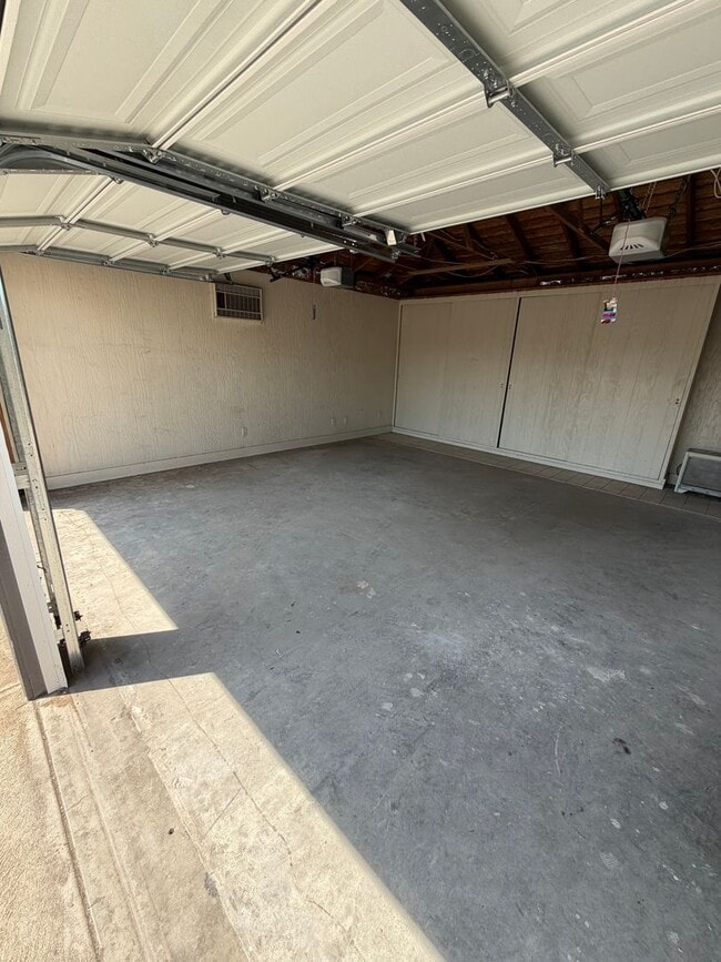 Building Photo - 5477 E Indianapolis Ave