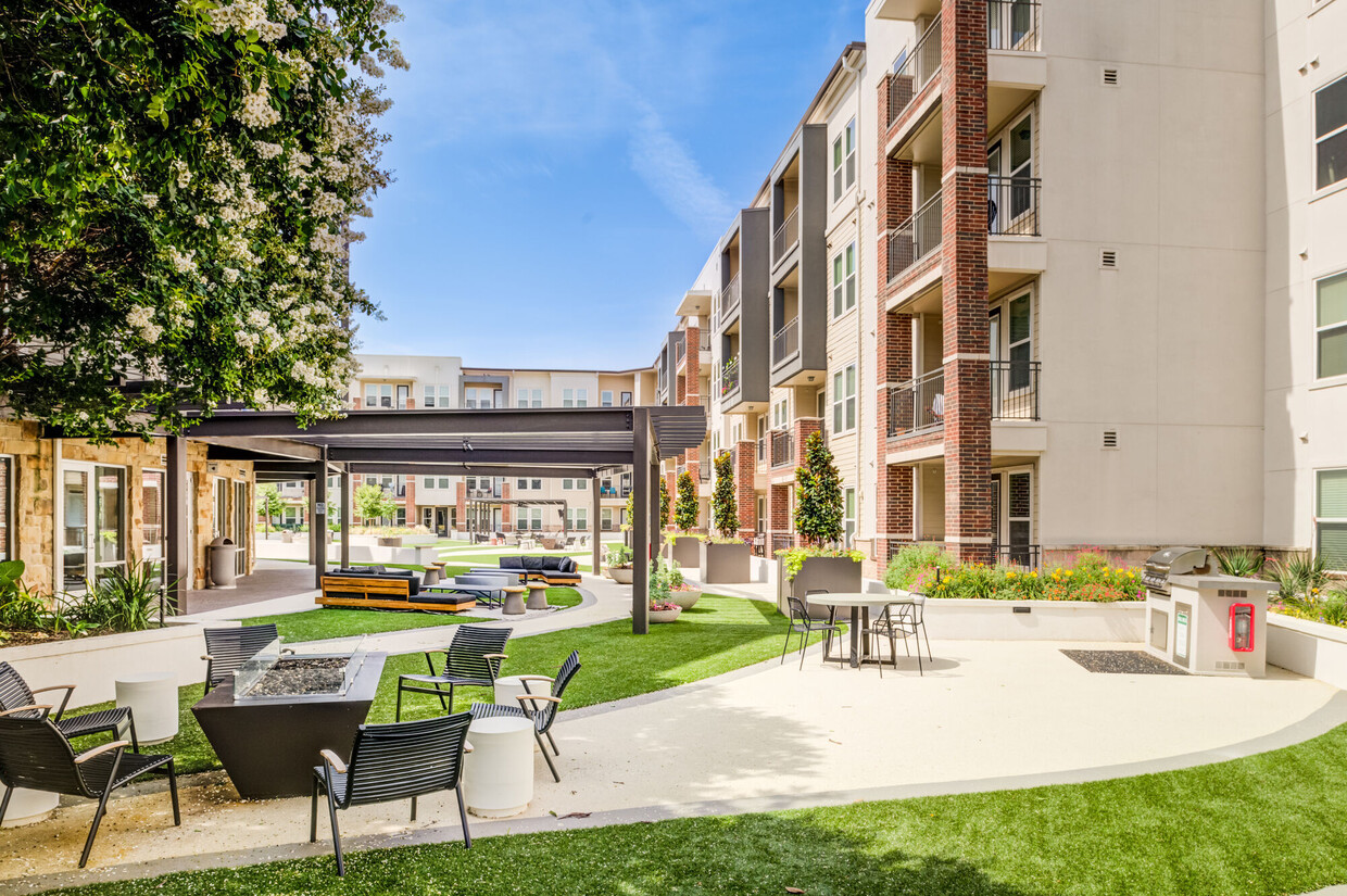 Primary Photo - Landmark On Lovers