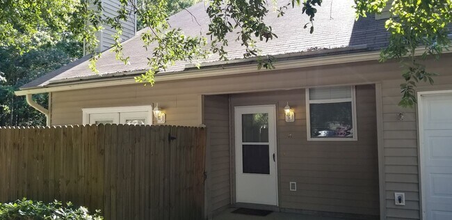 Building Photo - 940 E Estates Blvd