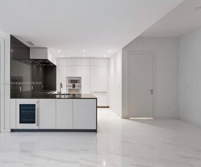 Building Photo - 300 Biscayne Boulevard Way