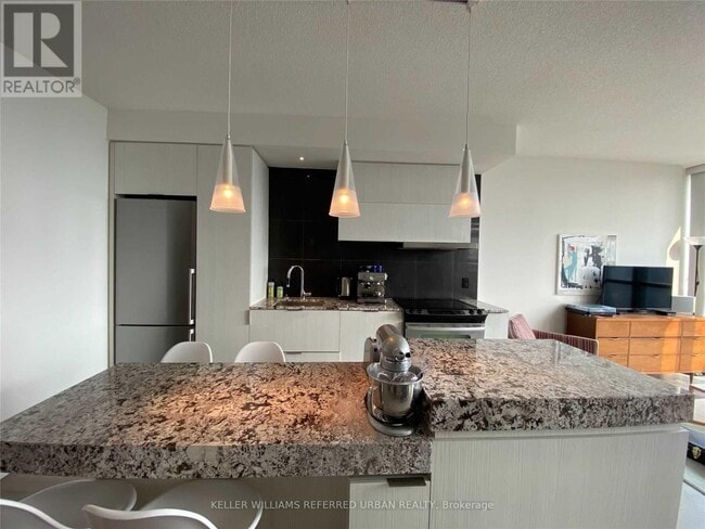 Building Photo - 101 Charles St E