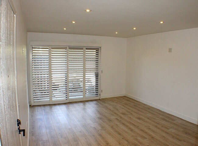 Building Photo - 1 bedroom Meadow Lane Condo available for ...