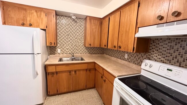 Building Photo - 11 Devitt Av S