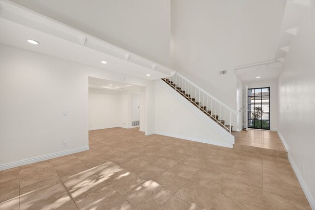 Building Photo - 2 Bed / 2.5 Bath Townhome in the Hidden Lakes Community