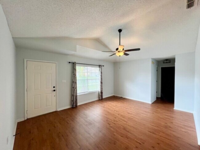 Foto del edificio - Beautiful 3 Bedroom, 2 Bath Home in Sanfor...