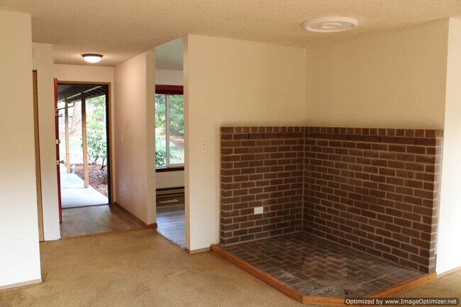 Foto del edificio - Charming 3-Bedroom Rambler with Spacious Y...