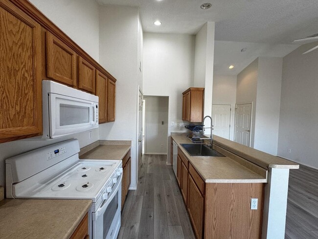Building Photo - 1105 Meadowlark Way SE