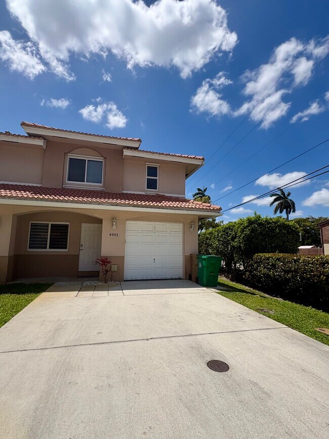 Foto del edificio - 4901 Palm Garden Ln