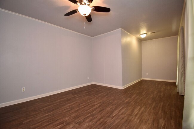 Foto del edificio - Spacious 4 bedroom 3 bathroom home with large yard and 2 car garage