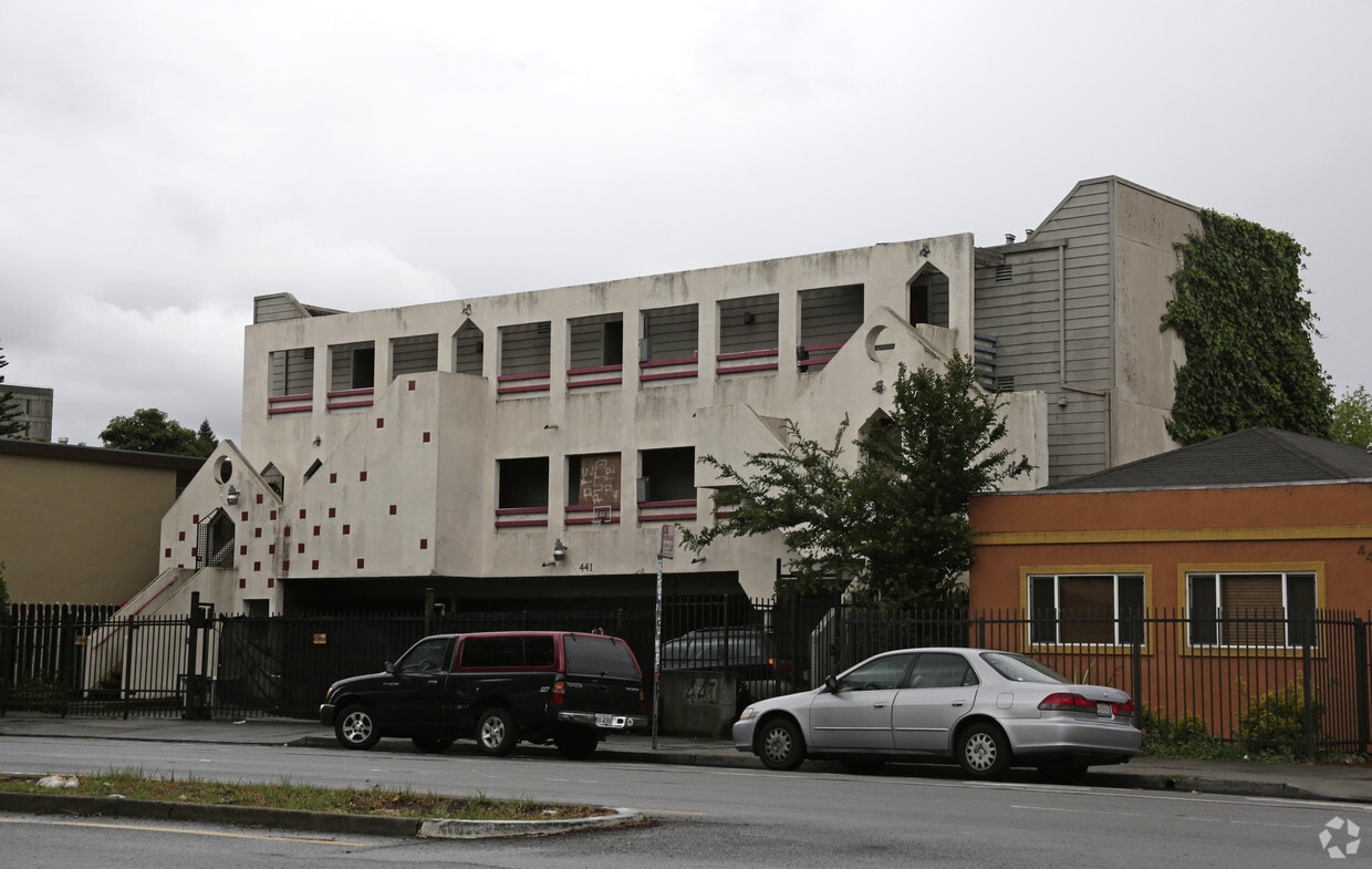 Primary Photo - 441 W MacArthur Blvd