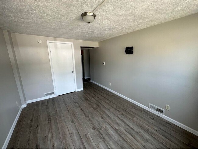 Building Photo - 416 E Cordelia St