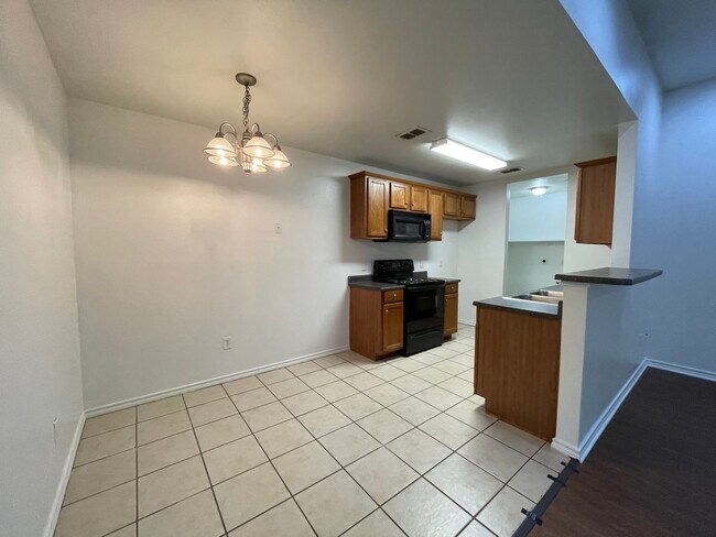 Foto del edificio - 3-bed/2-bath with Garage!