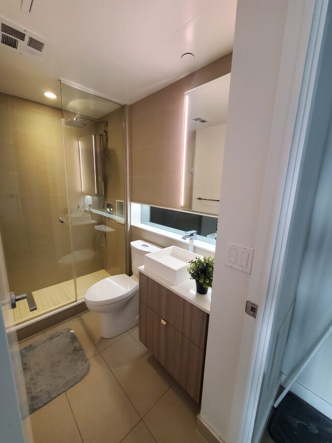 Photo du bâtiment - Master Room & Ensuite Bath - Queen West