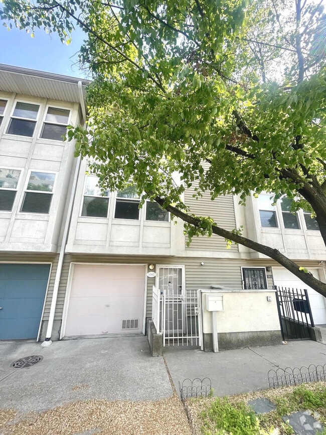 Building Photo - 1007 E 61st St