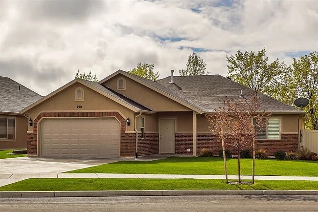 Building Photo - 790 E 200 S