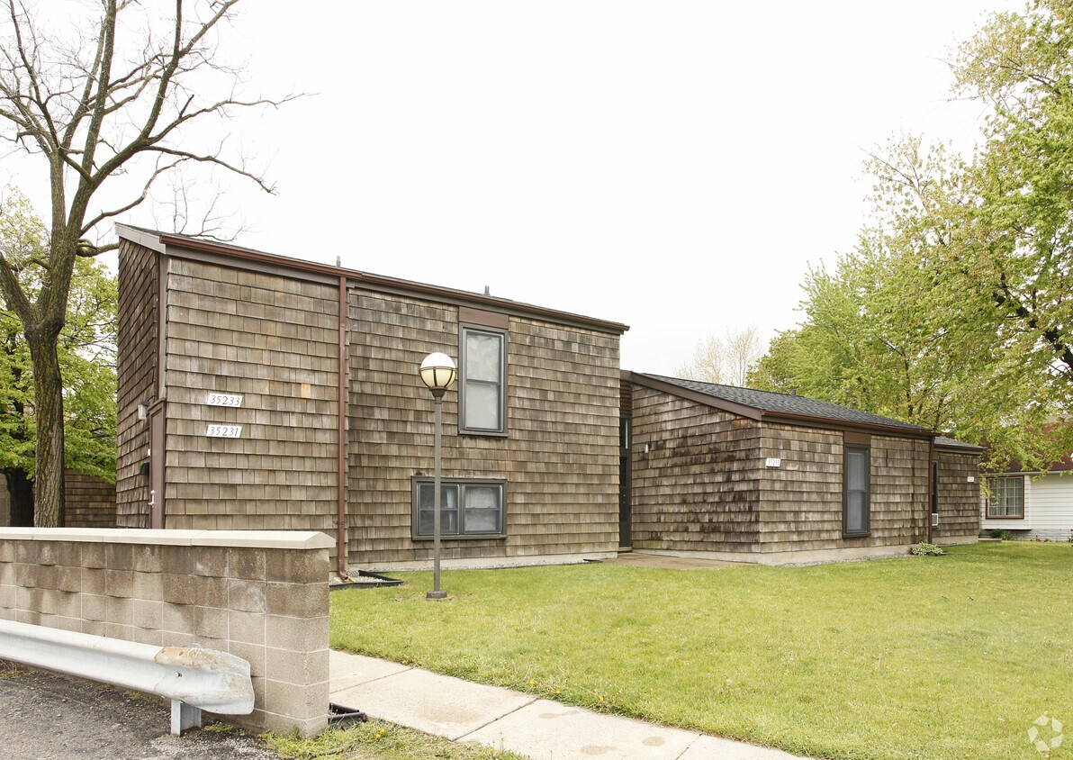 Primary Photo - 35231-35247 Glenwood Rd