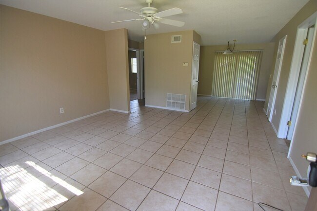 Foto del edificio - 423 Longwood Cir