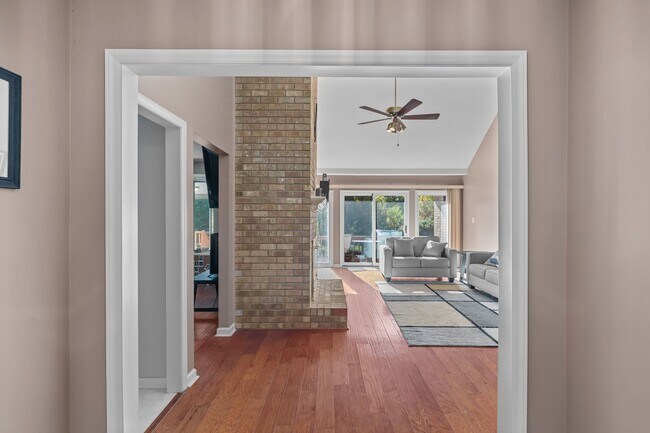 Building Photo - Gorgeous Home In the Gated, Waterfront Com...