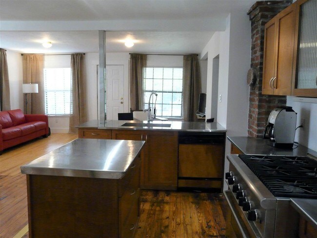 Building Photo - 732 Preston St