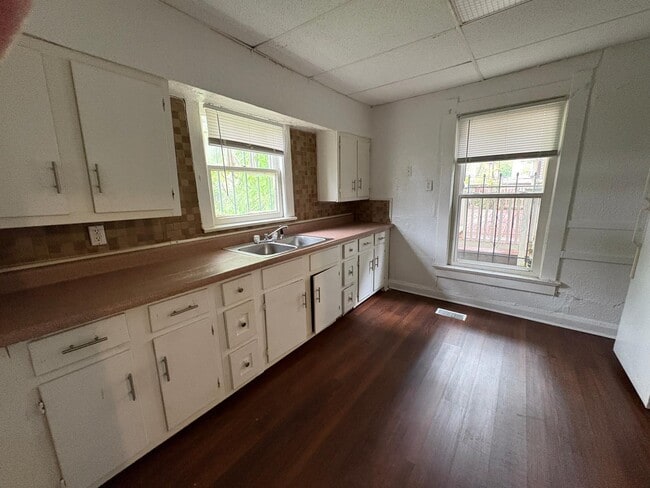 Building Photo - 2524 Maplewood Ave