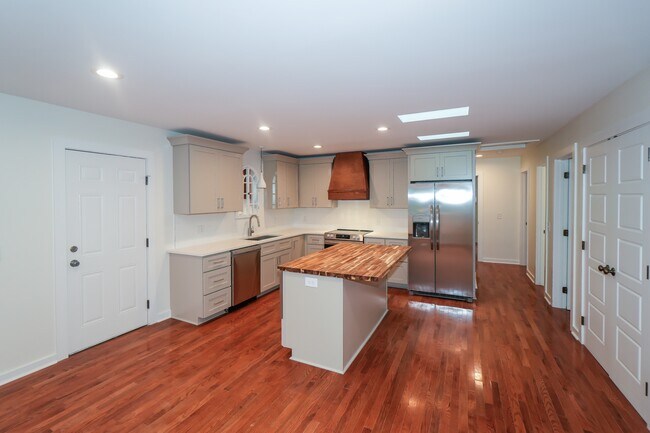 Foto del edificio - 440 S May St