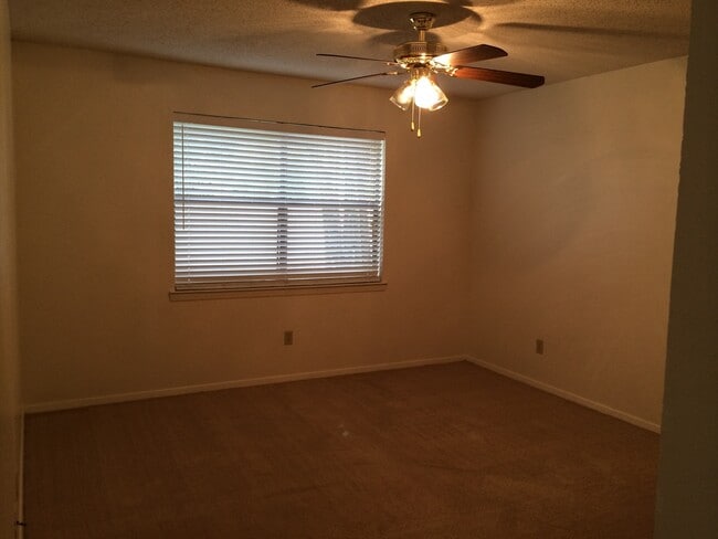 Building Photo - FEEL AT HOME AT LAKE SHORE VILLAS APARTMENTS *Downstairs* Leasing Special Available*