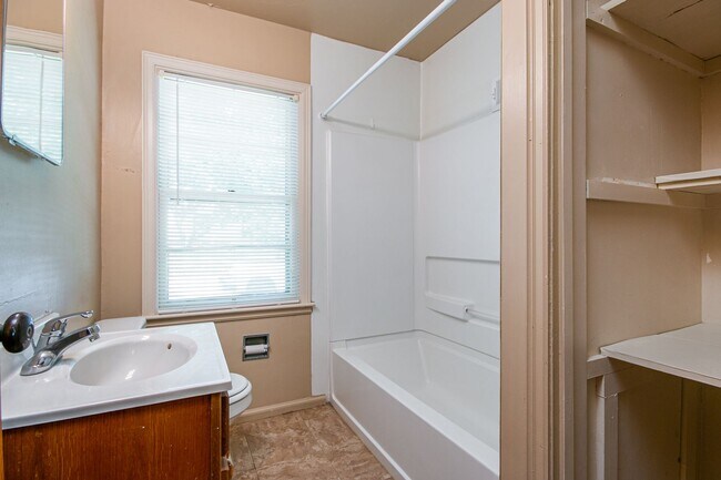 Building Photo - Great 5 Bedroom on East Side of Campus