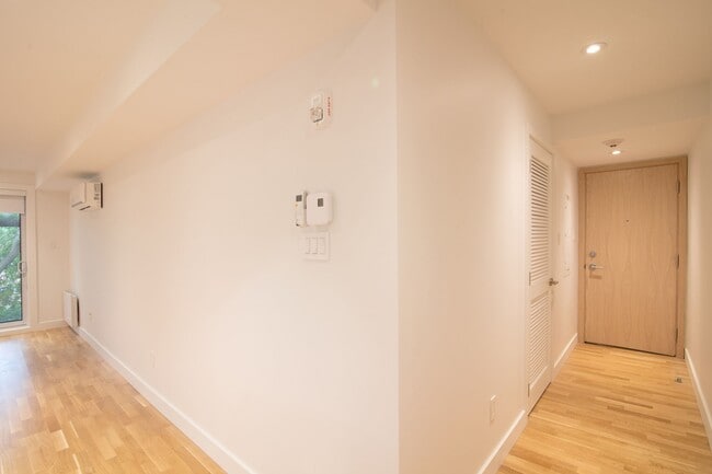 Building Photo - 3195 Av. Van Horne