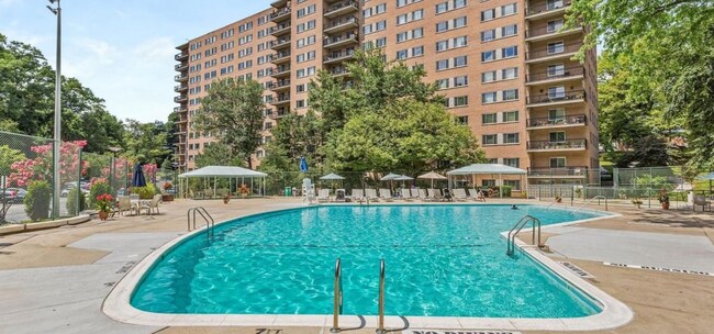 Piscina privada del edificio - 1900 Lyttonsville Rd