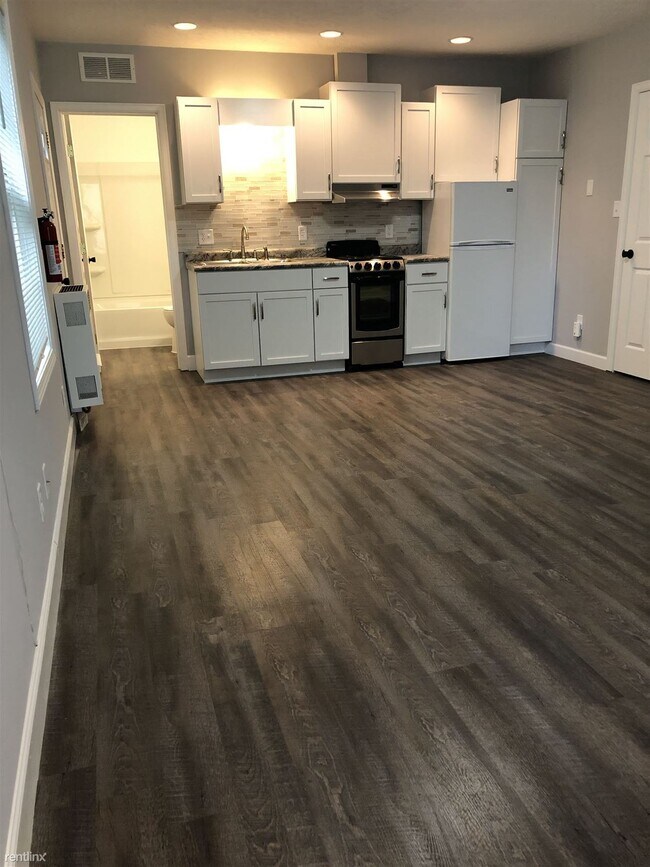 Building Photo - Studio, 1 bath Triplex - 1200 W Michigan A...
