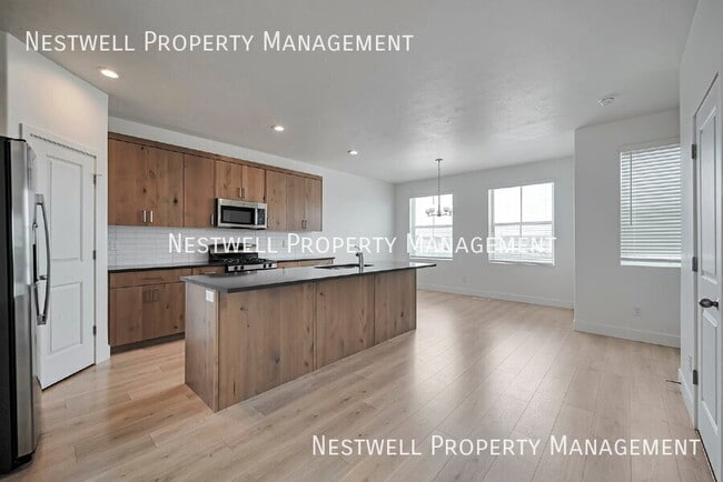 Building Photo - 894 W 560 S