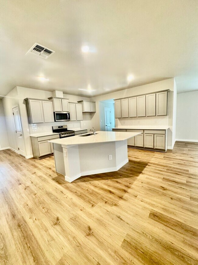 Foto del edificio - Be the first to call this brand-new 2025 build home yours!