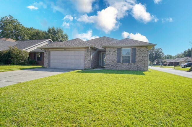 Foto del edificio - Brick-faced 3/ 2 home with covered back po...